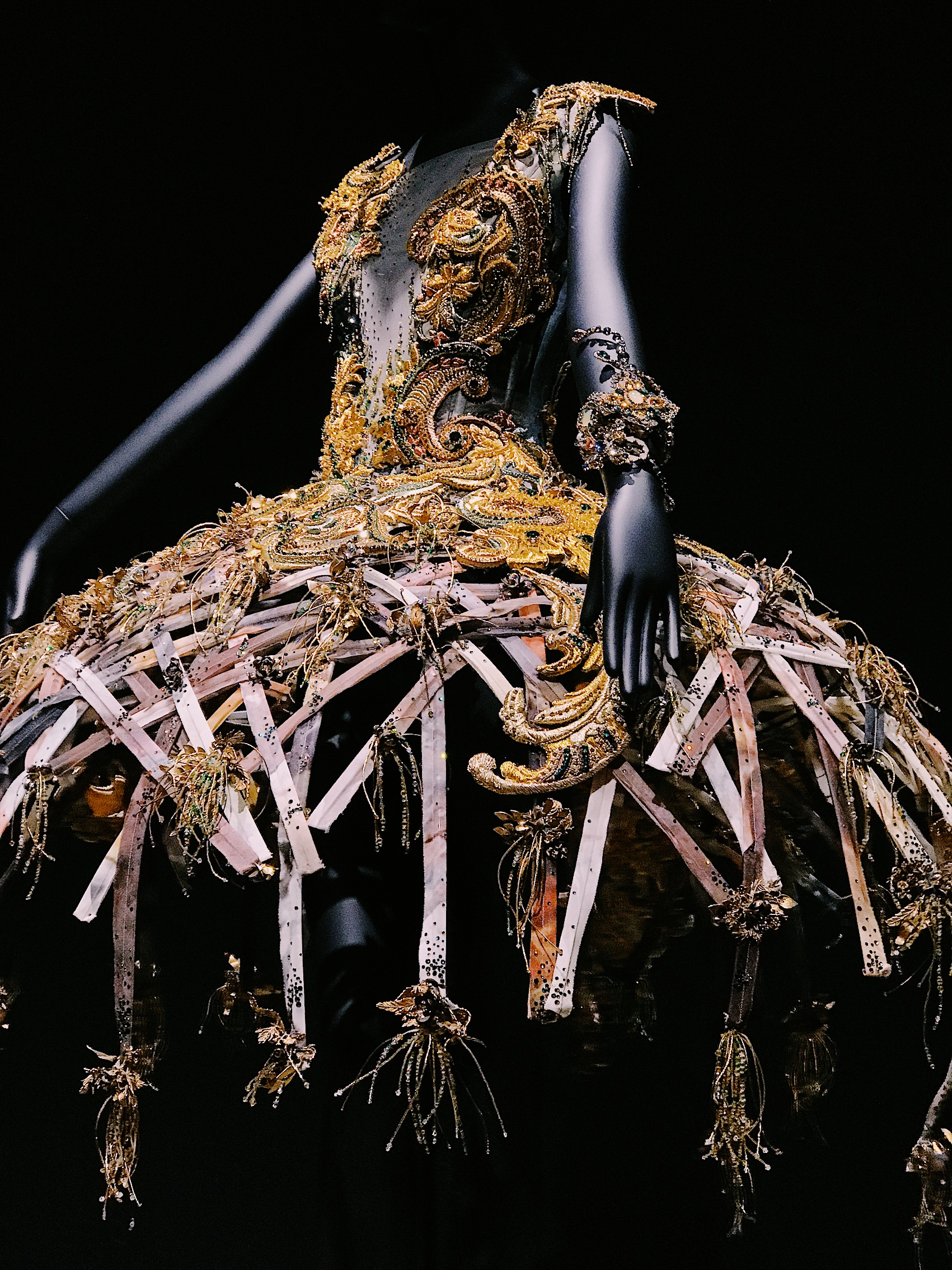 Guo Pei, Bowers Museum, Orange County, Chinese couture, haute couture, Chambre Syndicale de la Haute Couture, Paris fashion week, fashion week, fashion exhibition, museum exhibition, embroidery, Guo Pei, Guo Pei Encounter, Guo Pei 1002 Nights, fashion designer