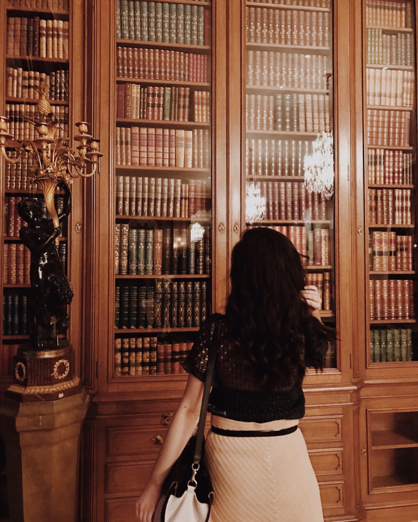 Huntington Library, Huntington Library and Botanical Gardens, lookbook, fashion blogger, lifestyle blogger, art, culture, ootd, Zara, Calvin Klein, lace top, curly hairstyle, girly style, vintage style, summer fashion, summer style, summer 2019 lookbook
