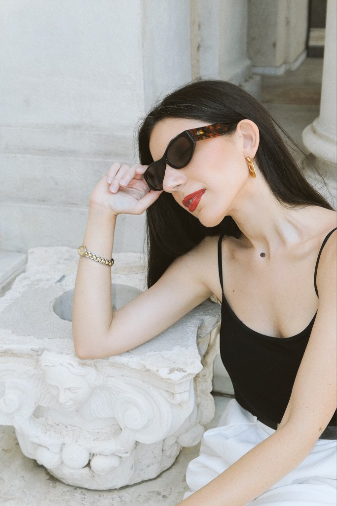 Princess Diana style, Princess Diana style, off-duty style, model off-duty, Princess Diana fashion, Diana Spencer style, Diana Spencer, The Crown, white shorts, bermuda shorts, '90s style, nineties style, nineties fashion, outfit of the day, casual outfit, retro fashion, vintage fashion