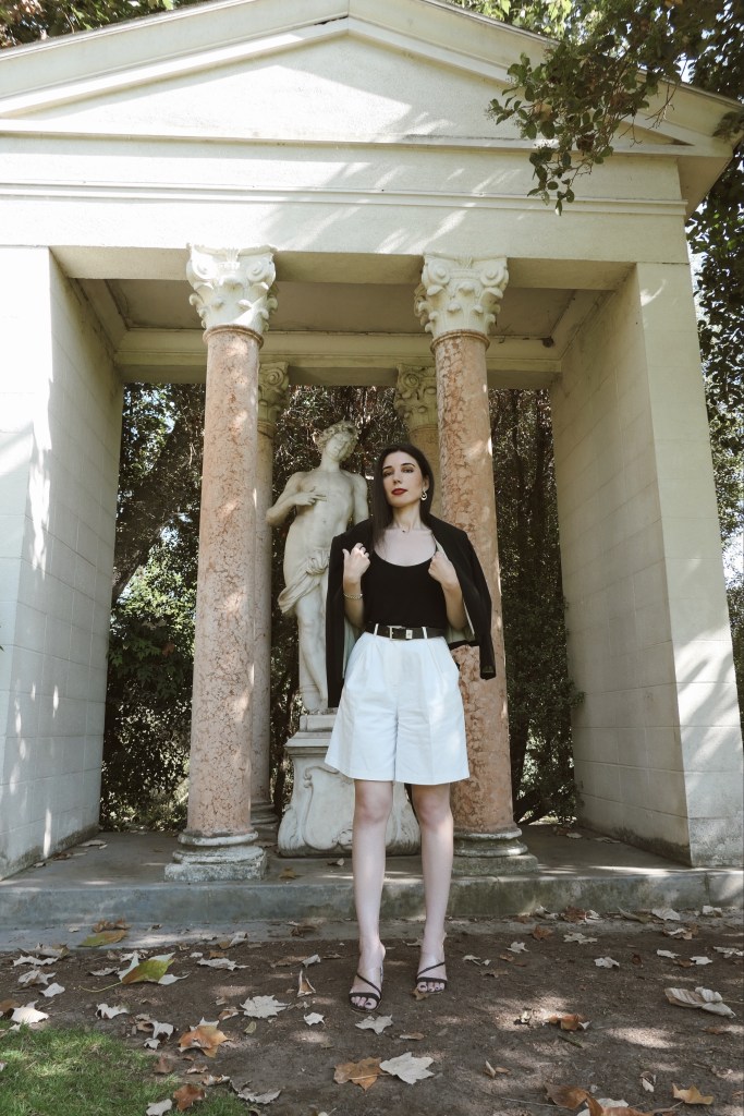 Princess Diana style, Princess Diana style, off-duty style, model off-duty, Princess Diana fashion, Diana Spencer style, Diana Spencer, The Crown, white shorts, bermuda shorts, '90s style, nineties style, nineties fashion, outfit of the day, casual outfit, retro fashion, vintage fashion