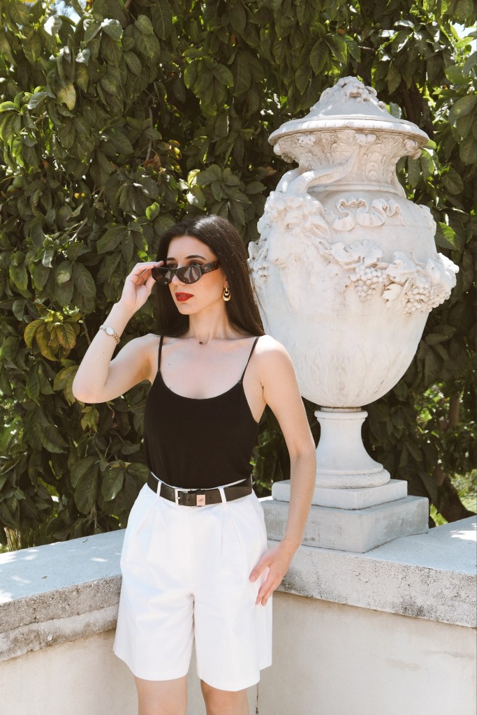 Princess Diana style, Princess Diana style, off-duty style, model off-duty, Princess Diana fashion, Diana Spencer style, Diana Spencer, The Crown, white shorts, bermuda shorts, '90s style, nineties style, nineties fashion, outfit of the day, casual outfit, retro fashion, vintage fashion